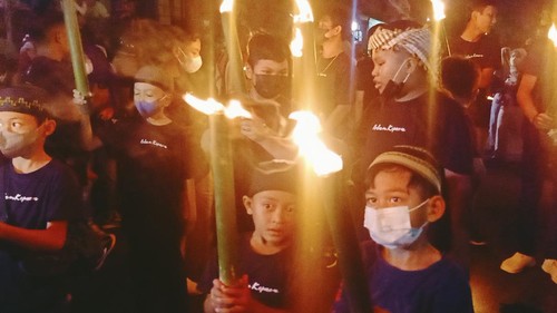 Warga Kampung Islam Kepaon tengah menggelar Takbir Keliling pada pada Minggu malam (1/5/2022)