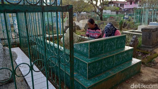 Warga melakukan ziarah kubur di TPU Panaikang, Makassar.