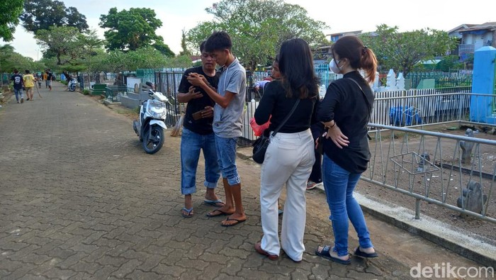 Warga melakukan ziarah kubur di TPU Panaikang, Makassar.