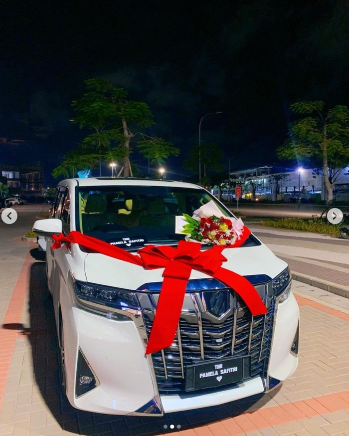 10 Momen Kulineran Pamela Safitri yang Bahagia Dapat THR Alphard