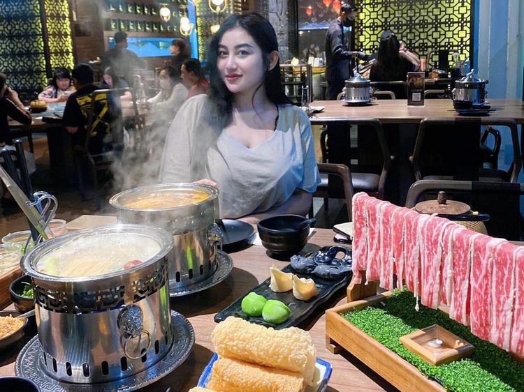 10 Momen Kulineran Pamela Safitri yang Bahagia Dapat THR Alphard