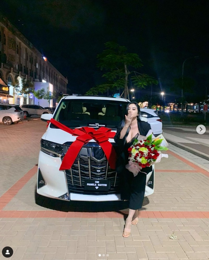 10 Momen Kulineran Pamela Safitri yang Bahagia Dapat THR Alphard