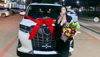 Pedangdut Pamela Safitri tengah berbahagia. Ia mendapat Tunjangan Hari Raya (THR) super mewah. Bukan sekadar uang, melainkan mobil mewah merek Alphard.