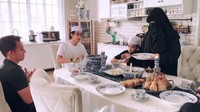 Egy Maulana terlihat sedang ingin makan bersama Umi Pipik dan Abidzar serta keluarga lainnya. Foto: Instagram