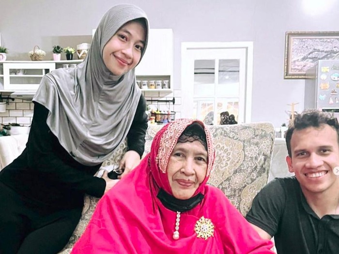 Adiba dan Egy Maulana Adiba dan Egy Maulana rayakan lebaran.