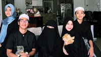 Potret Umi Pipik dan keluarganya. Foto: Instagram