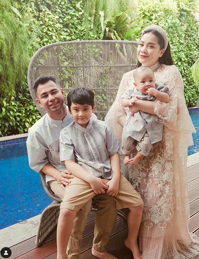 Raffi Ahmad dan Nagita Slavina (Rans) untuk pertama kalinya merayakan Lebaran dengan anak kedua mereka, Rayyanza. Raffi, Rafathar, dan Rayyanza kompak dengan baju koko abu-abu, sementara Nagita tampil elegan dengan baju bernuansa nude karya Sapto Djojokartiko. (Foto: Instagram)