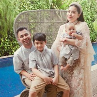 Raffi Ahmad dan Nagita Slavina (Rans) untuk pertama kalinya merayakan Lebaran dengan anak kedua mereka, Rayyanza. Raffi, Rafathar, dan Rayyanza kompak dengan baju koko abu-abu, sementara Nagita tampil elegan dengan baju bernuansa nude karya Sapto Djojokartiko. (Foto: Instagram)