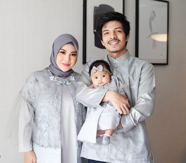 Seragam nuansa abu-abu menjadi pilihan Aurel Hermansyah dan Atta Halilintar saat merayakan Idul Fitri di Singapura. Putri mereka yang baru lahir pada Februari lalu pun tak ketinggalan. (Foto: Instagram)