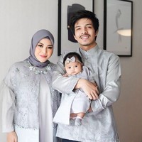 Seragam nuansa abu-abu menjadi pilihan Aurel Hermansyah dan Atta Halilintar saat merayakan Idul Fitri di Singapura. Putri mereka yang baru lahir pada Februari lalu pun tak ketinggalan. (Foto: Instagram)