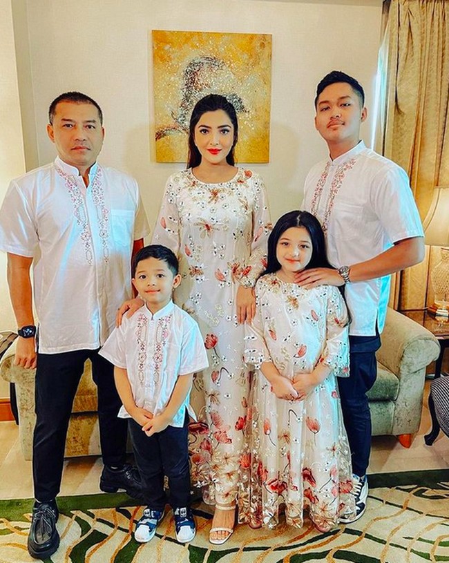 Liburan di Singapura, keluarga Anang Hermansyah tak melewatkan sukacita momen Lebaran. Ashanty dan putrinya, Arsy, tampil anggun dengan gaun bermotif floral. (Foto: Instagram)