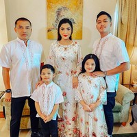 Liburan di Singapura, keluarga Anang Hermansyah tak melewatkan sukacita momen Lebaran. Ashanty dan putrinya, Arsy, tampil anggun dengan gaun bermotif floral. (Foto: Instagram)