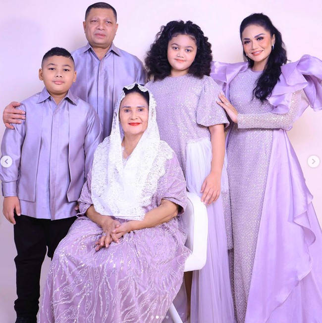 Keluarga Krisdayanti dan Raul Lemos berbusana serba violet yang mencolok. Krisdayanti sendiri memakai busana Learan bersiluet gaun. (Foto: Instagram)