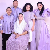 Keluarga Krisdayanti dan Raul Lemos berbusana serba violet yang mencolok. Krisdayanti sendiri memakai busana Learan bersiluet gaun. (Foto: Instagram)