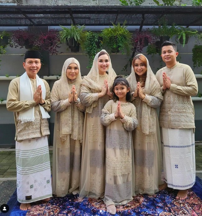 Inilah penampilan keluarga Ayu Ting Ting saat Lebaran. Mereka tampil senada dengan baju Lebaran berwarna coklat pastel dengan sentuhan abu-abu dan putih. (Foto: Instagram)