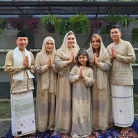 Inilah penampilan keluarga Ayu Ting Ting saat Lebaran. Mereka tampil senada dengan baju Lebaran berwarna coklat pastel dengan sentuhan abu-abu dan putih. (Foto: Instagram)