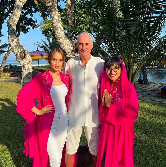 Cinta Laura memberikan ucapan selamat Idul Fitri di Instagram. Unggahan tersebut turut memapilkan ia dan orangtuanya berusana serba putih dan pink. (Foto: Instagram)
