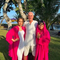 Cinta Laura memberikan ucapan selamat Idul Fitri di Instagram. Unggahan tersebut turut memapilkan ia dan orangtuanya berusana serba putih dan pink. (Foto: Instagram)