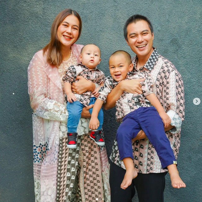 Lebaran tahun ini terasa spesial bagi Baim Wong dan Paula Verhoeven (Bapau) karena kehadiran anak kedua mereka, Kenzo, yang lahir akhir tahun lalu. Mereka kompak dengan busana keluaran Studio 133 Biyan. (Foto: Instagram)