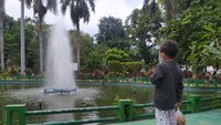 Meresahkan! Sejoli Mesum di Taman di Depan Anak Kecil