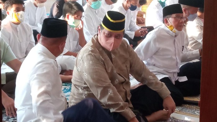 Menteri Koordinator Bidang Perekonomian Airlangga Hartarto melaksanakan salat Idul Fitri atau sala Id 1443 H di Masjid Ainul Hikmah, DPP Golkar, Jakarta Barat. Airlangga terlihat ditemani sejumlah petinggi Partai Golkar.