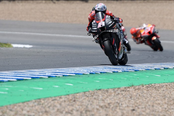Aprilia Spanish rider Aleix Espargaro competes in the MotoGP Spanish Grand Prix at the Jerez racetrack in Jerez de la Frontera on May 1, 2022. (Photo by JORGE GUERRERO / AFP)