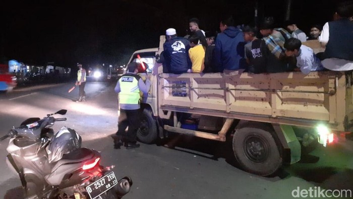 Anggota Polsek Sukaluyu putar balik pikap dan truk yang bawa masyarakat takbiran keliling