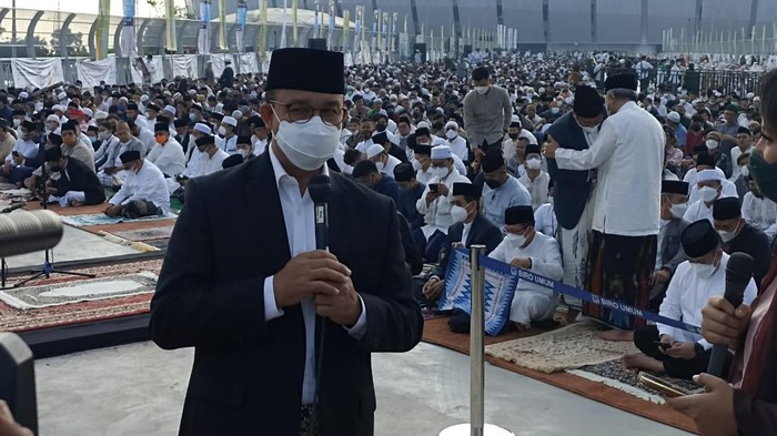 Anies Baswedan dan Keluarga Salat Id di Jakarta Internasional Stadium