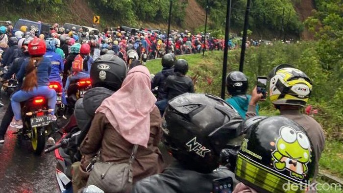 Antrean kendaraan di Ciater, imbas longsor yang terjadi di Jalan Raya Bandung-Subang
