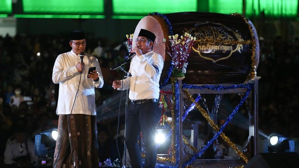 Gubernur DKI Jakarta Anies Baswedan (kiri) bernyanyi bersama penyanyi Pasha (kanan) pada acara Festival Tabuh Bedug Malam Takbiran di Jakarta International Stadium (JIS). Gubernur DKI Jakarta Anies Baswedan (kiri) bernyanyi bersama penyanyi Pasha (kanan) pada acara Festival Tabuh Bedug Malam Takbiran di Jakarta International Stadium (JIS).