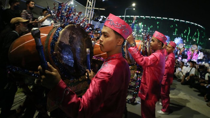 Gubernur DKI Jakarta Anies Baswedan memberikan sambutan pada acara Festival Tabuh Bedug Malam Takbiran di Jakarta International Stadium (JIS), Jakarta, Minggu (1/5/2022). Festival tersebut untuk memeriahkan malam takbiran. ANTARA FOTO/Rivan Awal Lingga/nz