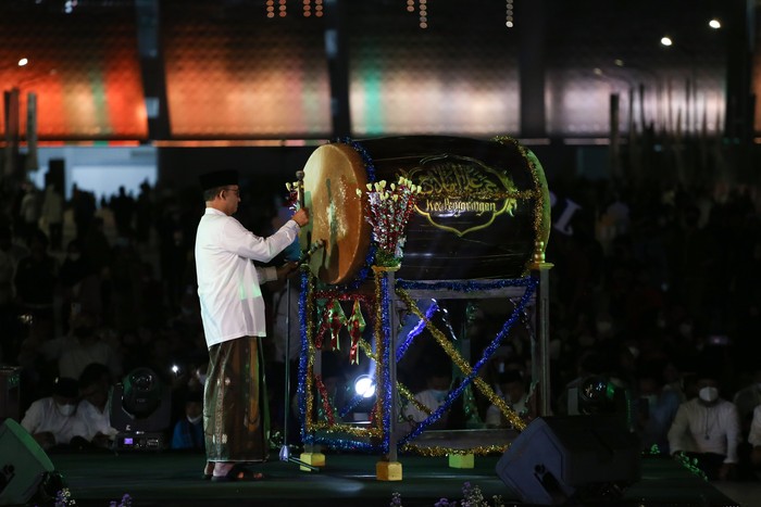 Gubernur DKI Jakarta Anies Baswedan memberikan sambutan pada acara Festival Tabuh Bedug Malam Takbiran di Jakarta International Stadium (JIS), Jakarta, Minggu (1/5/2022). Festival tersebut untuk memeriahkan malam takbiran. ANTARA FOTO/Rivan Awal Lingga/nz