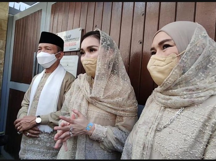 Ayu Ting Ting ryakan Lebaran.