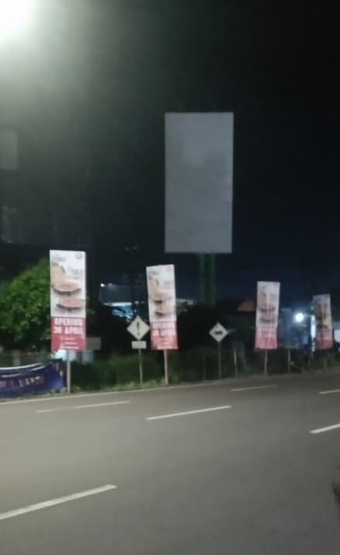 baliho anies baswedan di depan spbu aloha