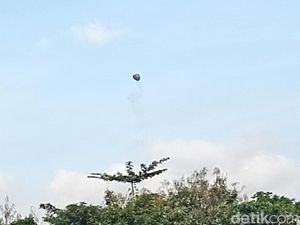 Dua Balon Udara Terpantau Terbang di Langit Ponorogo