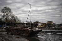 Bangkai tank Rusia di jalanan Ukraina