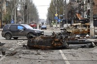 Bangkai tank Rusia di jalanan Ukraina