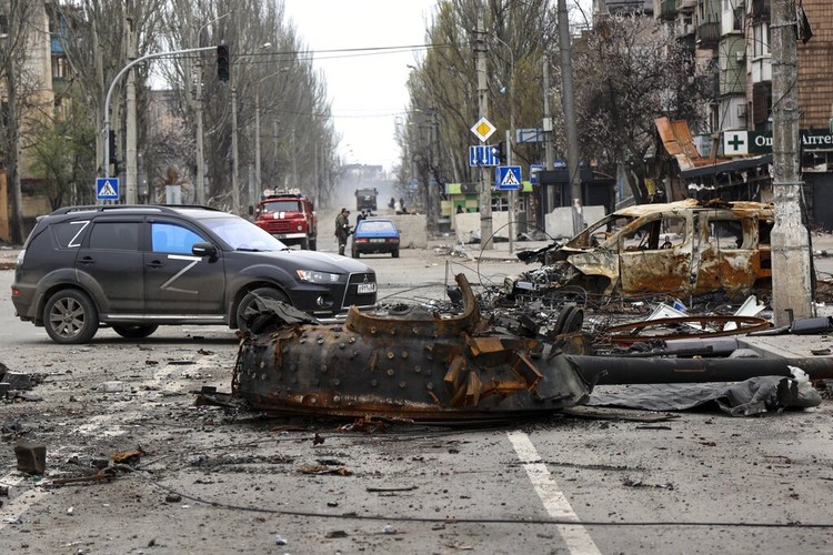 Bangkai tank Rusia di jalanan Ukraina Bangkai tank Rusia di jalanan Ukraina