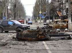 Penampakan Bangkai Tank Rusia Berserakan di Jalanan Ukraina