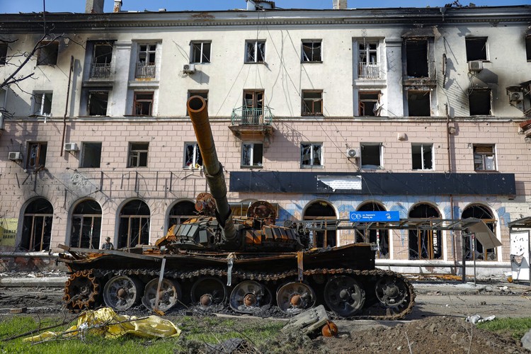 Bangkai tank Rusia di jalanan Ukraina