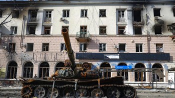 Mungkin Rusia awalnya meremehkan tidak akan mendapat serangan berarti dari pihak Ukraina terhadap tank mereka. Namun sejauh ini, prediksi itu salah ternyata.Foto: Associated Press