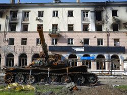 Penampakan Bangkai Tank Rusia Berserakan di Jalanan Ukraina