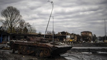 Tank lainnya milik Rusia yang hancur di kota Borodyanka, Ukraina. Kemenhan Ukraina mengklaim ratusan tank Rusia rusak. Terlebih Ukraina dibantu rudal penghancur tank canggih seperti Javelin dari Amerika Serikat dan Next Generation Antitank Weapon dari Inggris. Foto: Associated Press
