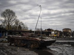 Penampakan Bangkai Tank Rusia Berserakan di Jalanan Ukraina