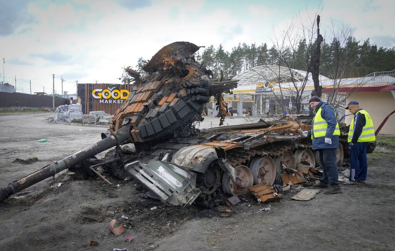 Bangkai tank Rusia di jalanan Ukraina