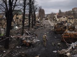 Penampakan Bangkai Tank Rusia Berserakan di Jalanan Ukraina