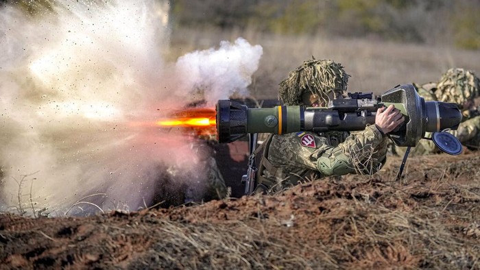 Bangkai tank Rusia di jalanan Ukraina