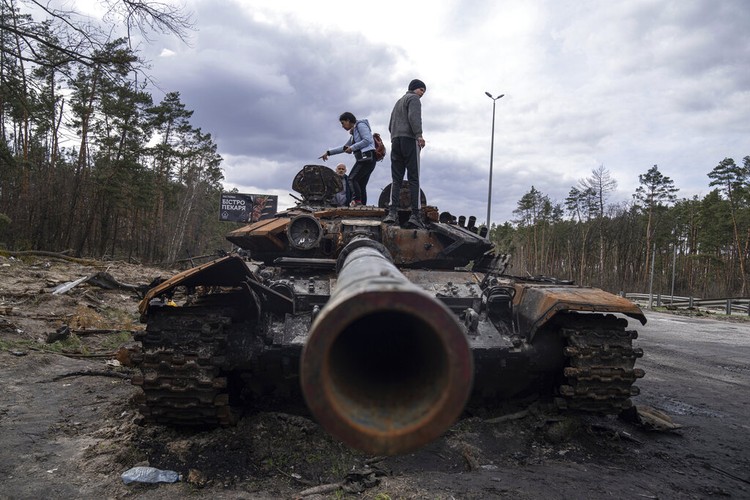 Bangkai tank Rusia di jalanan Ukraina