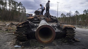 Hal ini menimbulkan pertanyaan, apakah tank secara umum sudah tak berguna di medan perang? Tank itu terlalu mahal dan dengan mudah dirusak oleh rudal atau drone, sebut pakar militer Rusia, Anders Aslund. Foto: Associated Press