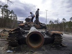 Penampakan Bangkai Tank Rusia Berserakan di Jalanan Ukraina